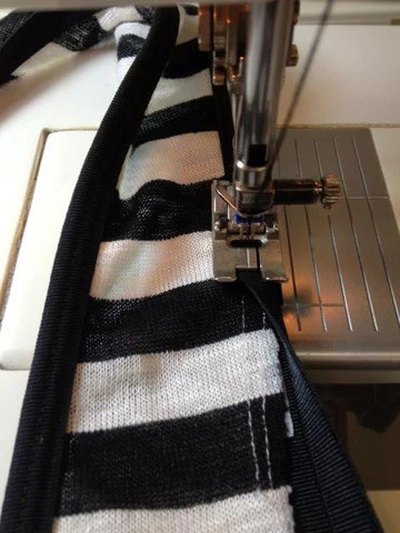 18mm Stretch Fold-Over Binding - Black - Image 3