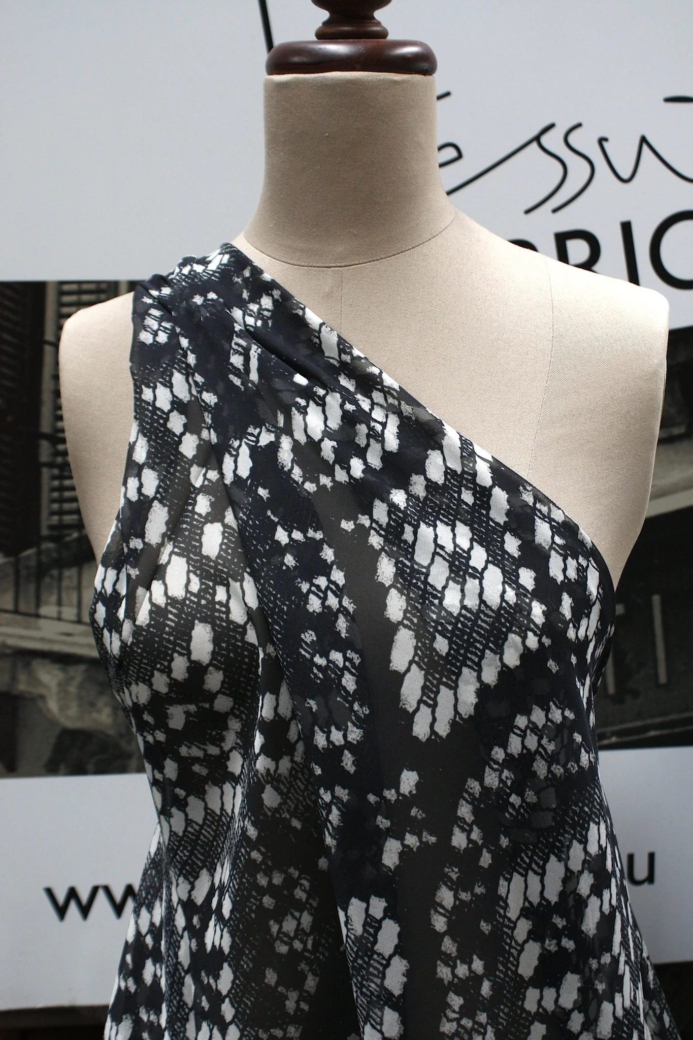 Black The Wall - Image 5