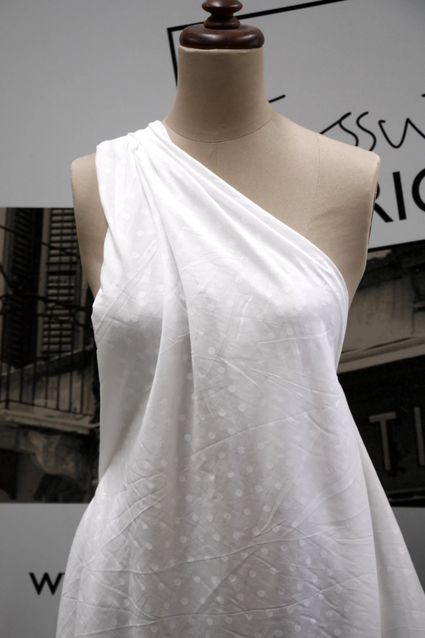 White Holiday Spot - Image 5